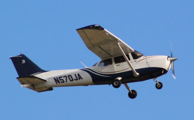 Cessna Skyhawk (N570JA) - Whiteside Co. Airport  5 may 2021br /A JA Flight Services Cessna 172S was doing some pattern work.br /Gary C. Orlando Photo