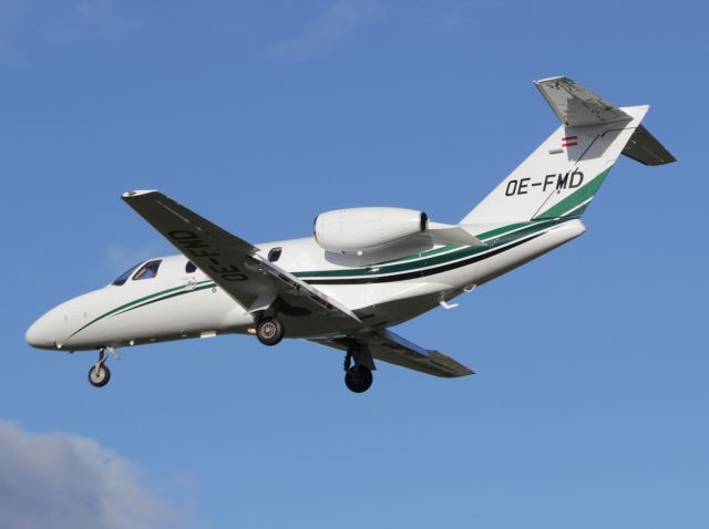 Cessna Citation CJ1 (OE-FMD) - short final RWY 31 - 05 dec 2012