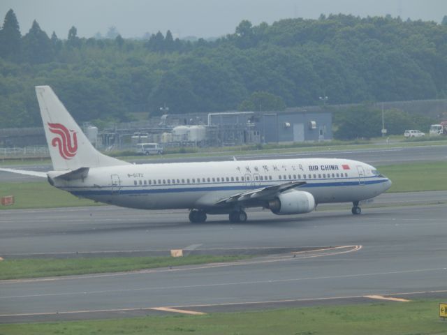 Boeing 737-800 (B-5172) - Taken from the Terminal 1 observation deck (Olympus SP-820UZ)