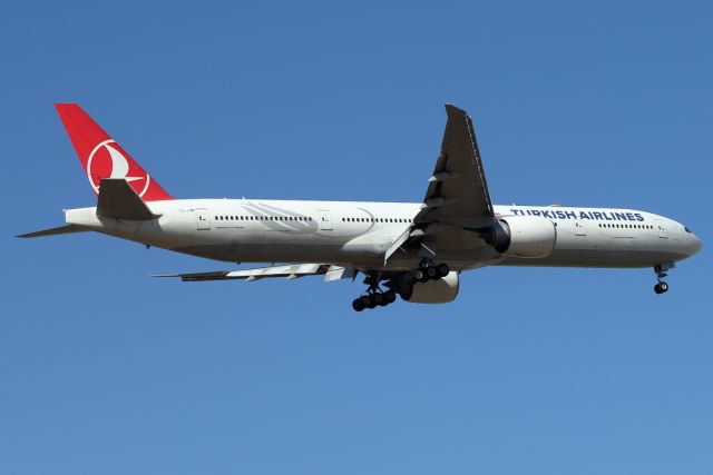 BOEING 777-300 (TC-JJN) - 31/05/2023:br /Flight from Istanbul on final to runway 30.