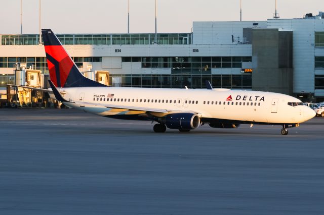 Boeing 737-800 (N383DN)