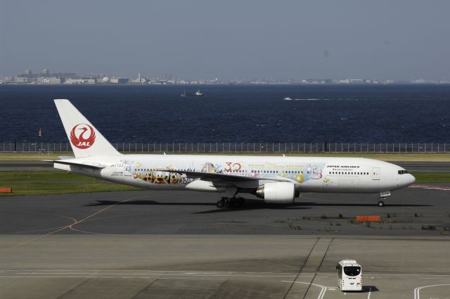 Boeing 777-200 (JA772J) - Taxing at Haneda Intl Airport on 2013/05/31 "No-2 JAL Happiness Express"