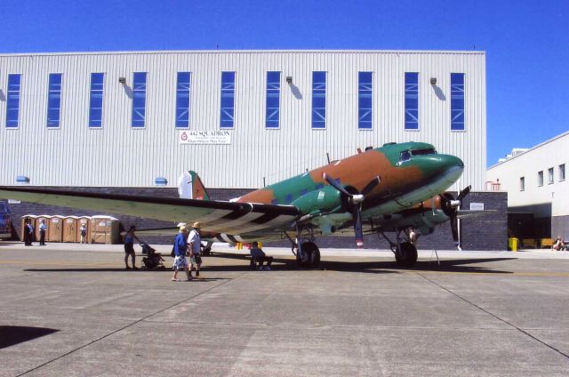 Douglas DC-3 —