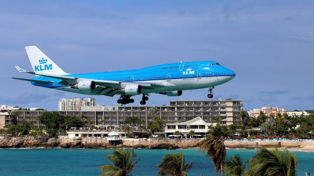 Boeing 747-400 (PH-BFL) - 01/12/2015. A lapproche de Maho Beach.