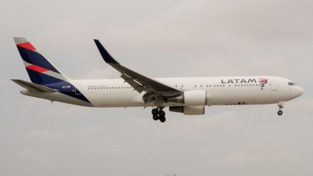 BOEING 767-300 (CC-CXE)