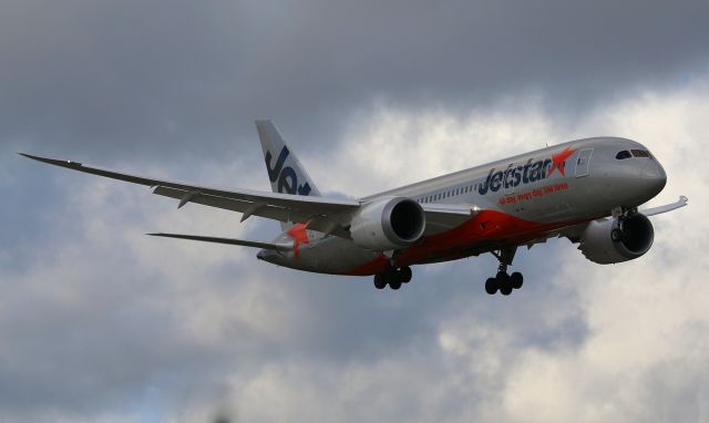 Boeing 787-9 Dreamliner (VH-VKA) - VKA On final to 25 from HNL.. Taken from Ross Smith ave with a 70-200mm