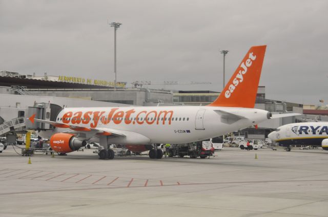 Airbus A320 (G-EZUM) - EasyJet Airbus A320-214 G-EZUM in Madrid