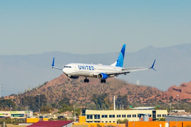 Boeing 737-900 (N73406) - A United Airlines 737-900 landing at PHX on 1/25/23. Taken with a Canon R7 and Tamron 70-200 G2 lens.