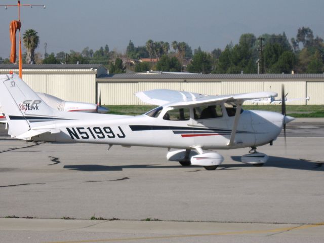 Cessna Skyhawk (N5199J) - Taxiing at Fullerton