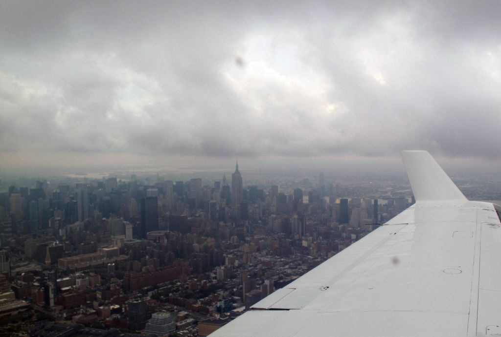 Beechcraft Baron (58) (N95PJ) - One of RELIANT AIRs Barons along the Hudson river at 2,000ft in class B airspace. RELIANT AIR has the lowest fuel price on the Danbury (KDXR) airport.