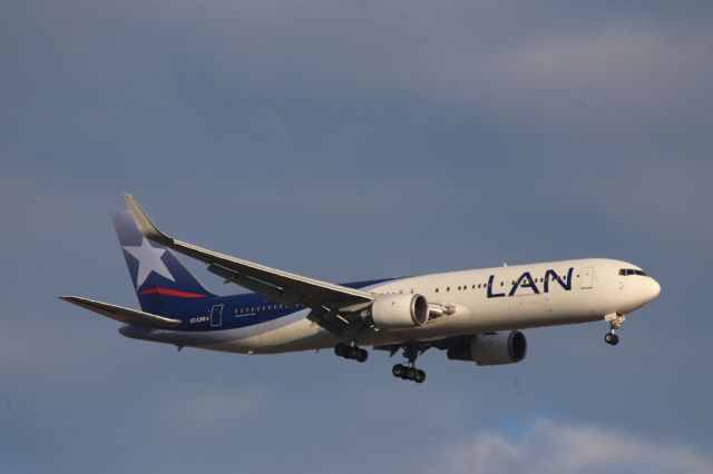 BOEING 767-300 (CC-CXD)