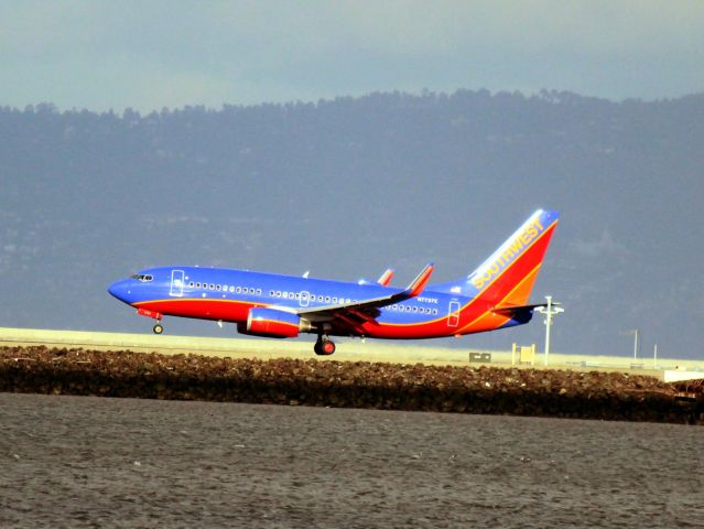 BOEING 737-300 (N7737E)