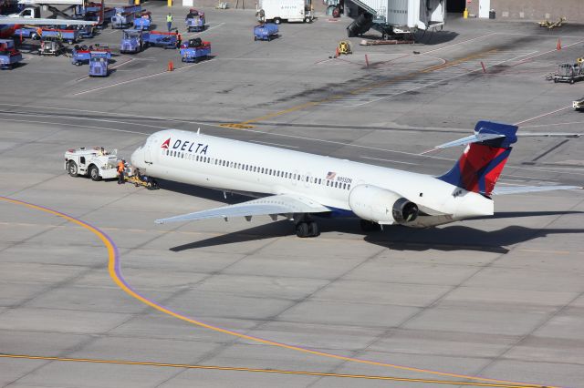 McDonnell Douglas MD-90 (N955DN)