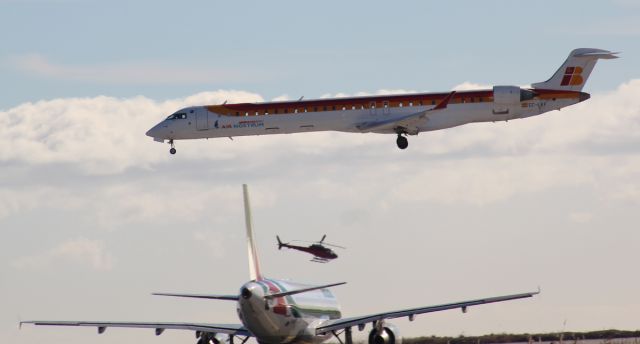 Bombardier CRJ-1000 (EC-LKF)