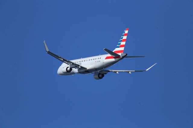 Embraer 170/175 (N214NN)