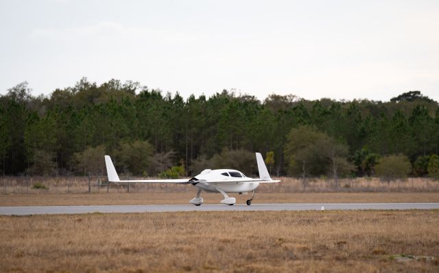 VELOCITY Velocity (N827PM) - Helping a PPC pilot get pre-flighted when this Velocity rolled by.