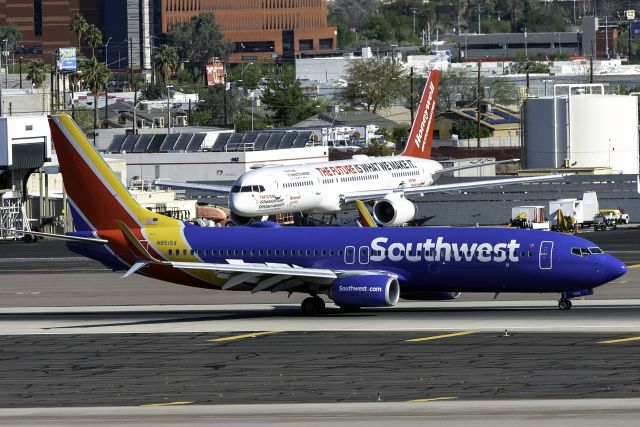 Boeing 737-800 (N8515X)