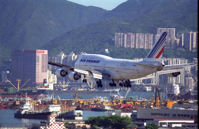 Boeing 747-400 (F-GEXB) - Short final at Kai Tak