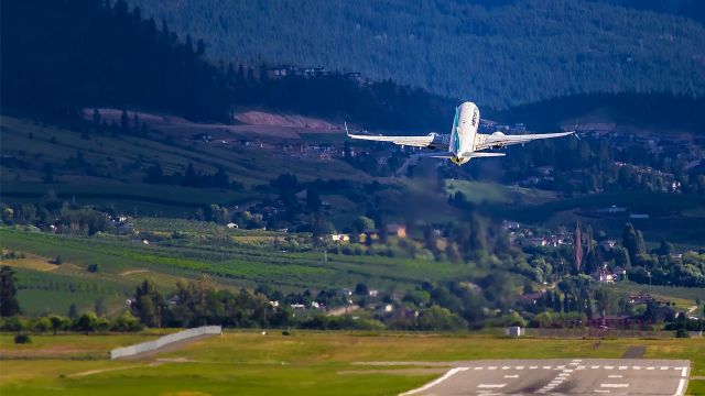 Boeing 737-800 (C-FWIJ)