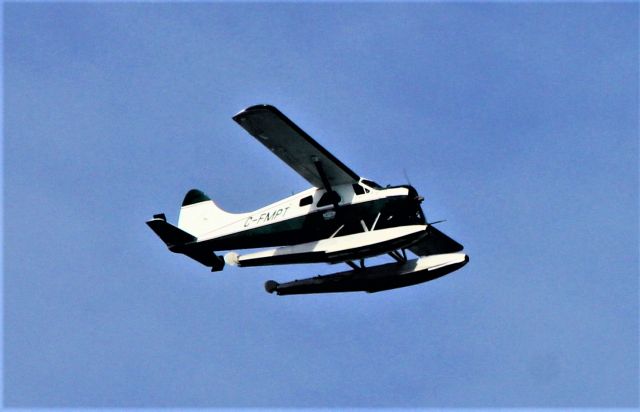 De Havilland Canada DHC-2 Mk1 Beaver (C-FMPT) - C-FMPT DeHavilland DHC-12 Beaver Air Tamarac survolant le fleuve St-Laurent à Lavaltrie Qc. le 27-07-2022 à 15:49