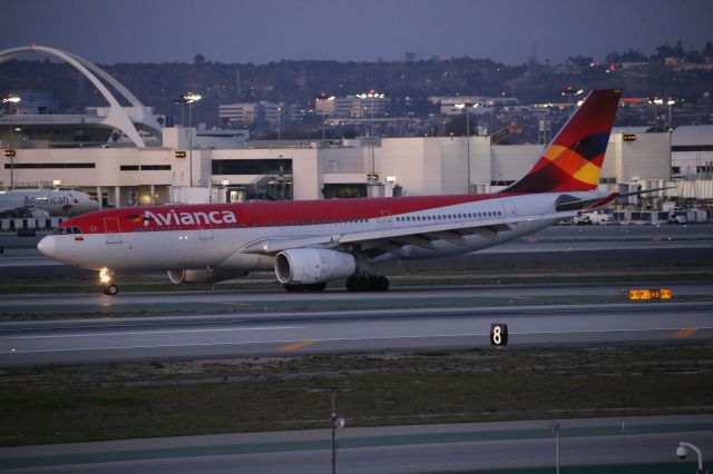 Airbus A330-200 (N975AV)