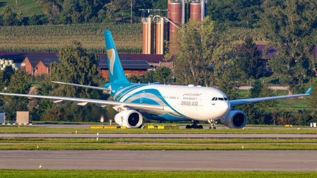 Airbus A330-200 (A4O-DC)