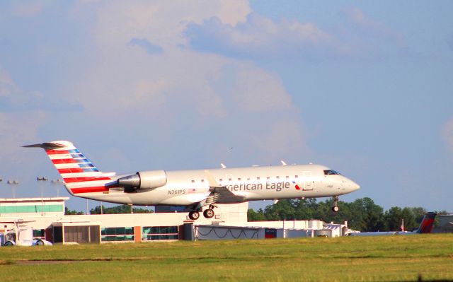 Canadair Regional Jet CRJ-200 (N261PS) - American Eagle (PSA) CRJ-200 only a few feet before KLEX, Lexington, Bluegrass International Airport.