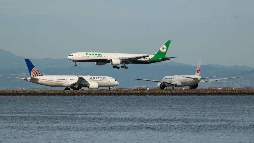 BOEING 777-300ER (B-16735)