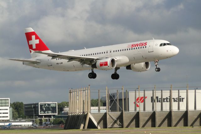 Airbus A320 (HB-IJM) - A Swiss Airbus A320-214 landing at Schiphol.