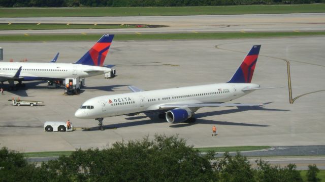 Boeing 757-200 (N673DL) - Being pushed back from gate