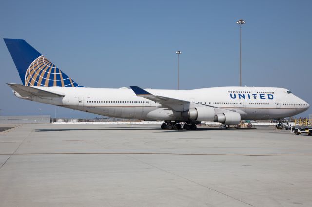 Boeing 747-400 (N127UA)