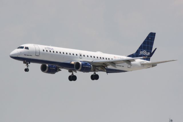 Embraer ERJ-190 (N198JB) - JetBlue Flight 1187 (N198JB) arrives on Runway 32 at Sarasota-Bradenton International Airport following a flight from Boston Logan International Airport