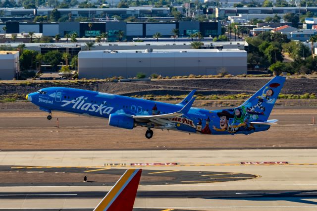 Boeing 737-800 (N537AS) - Alaska Airlines 737-800 in Pixar special livery taking off from PHX on 10/1/22. Taken with a Canon 850D and Rokinon 135mm f/2 manual focus lens.