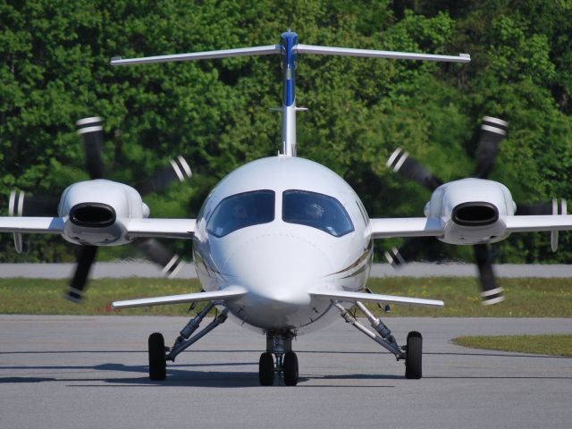 Piaggio P.180 Avanti (N102SL) - AGI HOLDINGS CORP taxiing in from runway 03 - 4/24/09