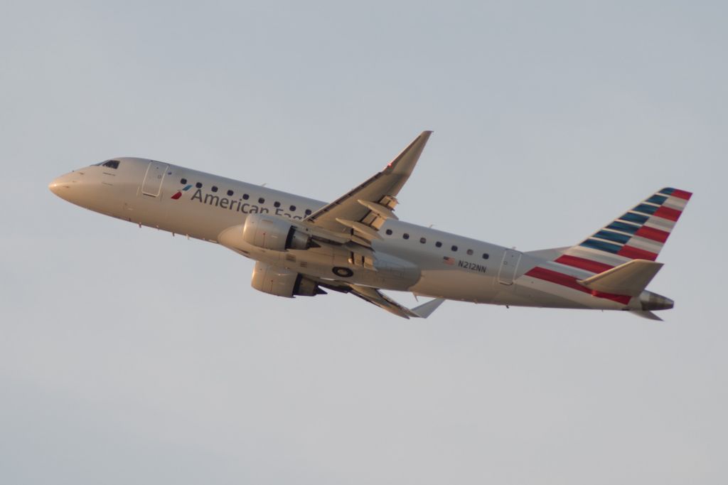 Embraer 175 (N212NN)