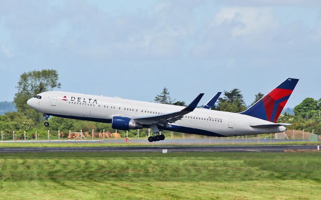 BOEING 767-300 (N192DN) - delta b767-3 n192dn dep shannon for jfk 2/6/17.