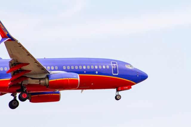 Boeing 737-700 (N7740A)
