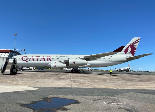 Airbus A340-200 (A7-HHK)