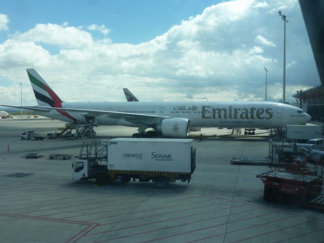 BOEING 777-300 (A6-EGP)
