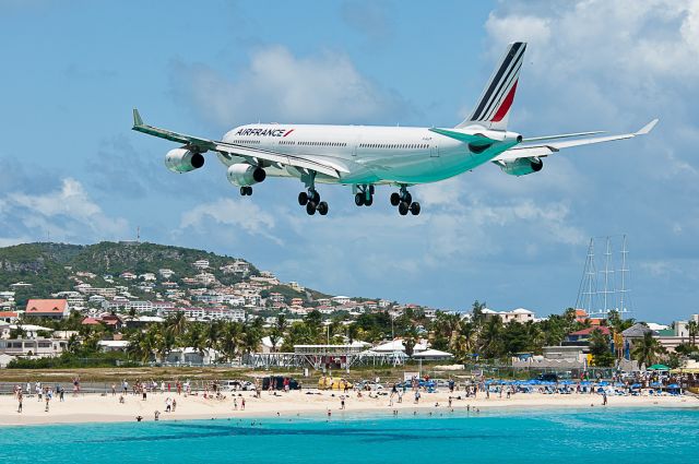 Airbus A340-300 (F-GLZK)