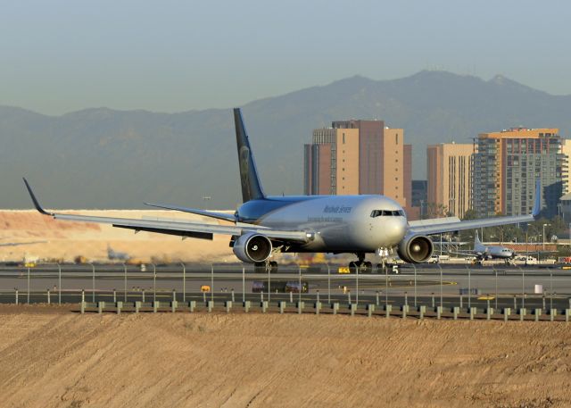 BOEING 767-300 (N331UP)