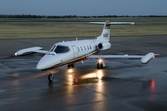 Learjet 25 (N499BS)