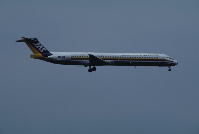 McDonnell Douglas MD-81 (JA8262) - Final Approach to Tokyo-Haneda Intl Airport Rwy22 on 1995/06/11