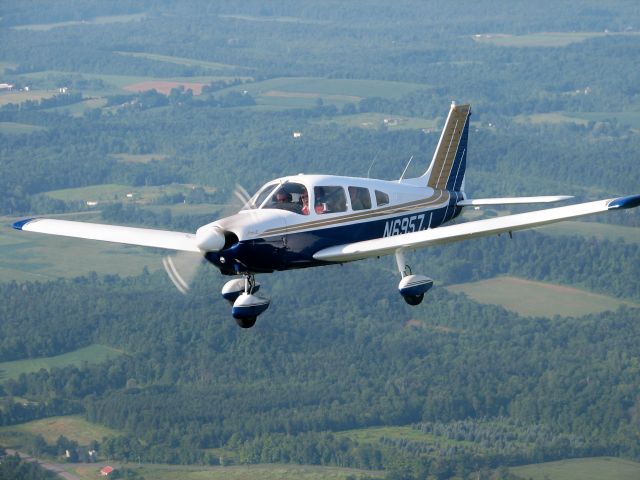 Piper Cherokee (N6957J)