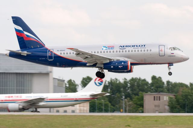 Sukhoi Superjet 100 (RA-89042)