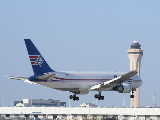 BOEING 767-200 (N743AX)