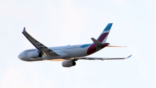 Airbus A330-300 (OO-SFK)