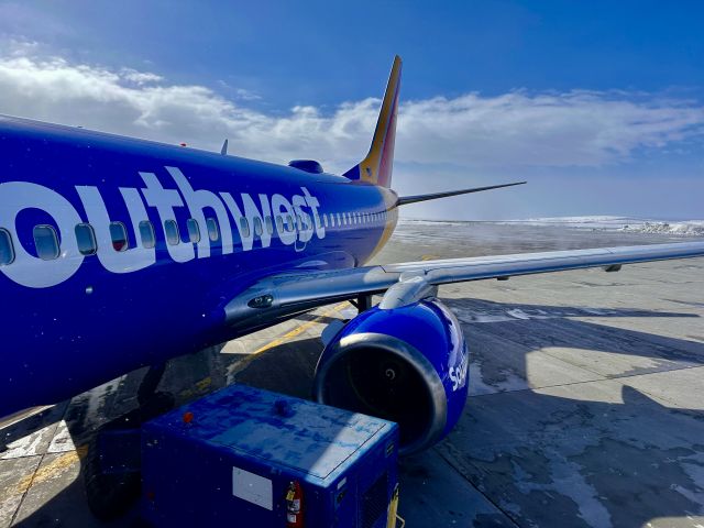 Boeing 737-700 (N952WN) - Cold Day in Hayden