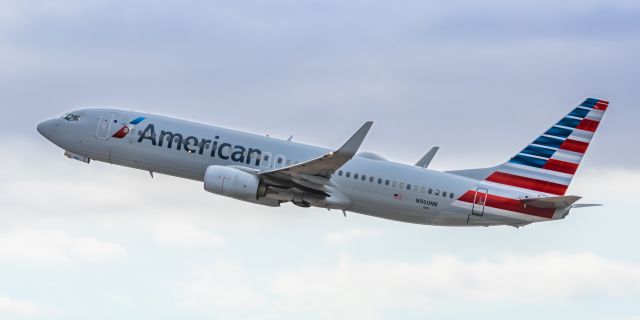 Boeing 737-800 (N960NN) - An American Airlines 737-800 taking off from PHX on 2/14/23. Taken with a Canon R7 and Canon EF 100-400 II L lens.