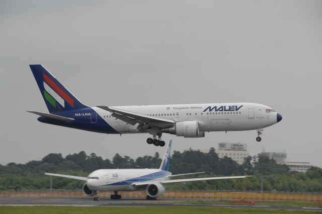 BOEING 767-200 (HA-LHA) - Landing at Narita Intl Airport R/W16R on 2007/8/19